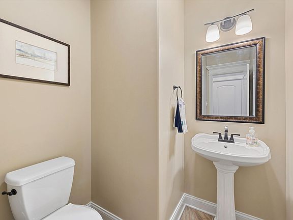 5th image of 421 W Sandhurst Dr