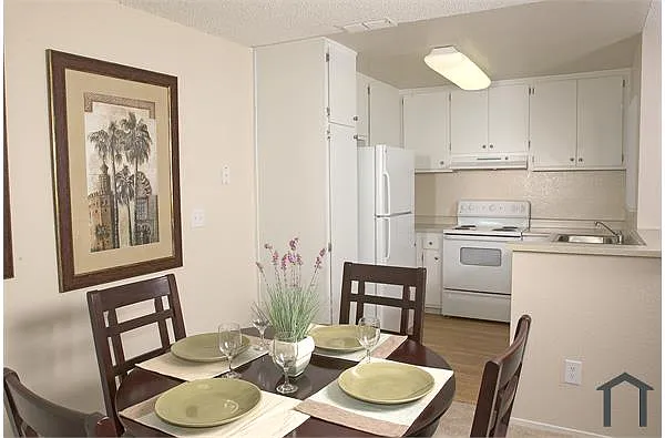 1002 Power Ave APT 211 photo 1