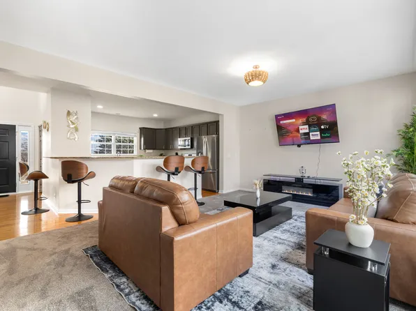 260 Longview Dr, Elgin, IL 60123