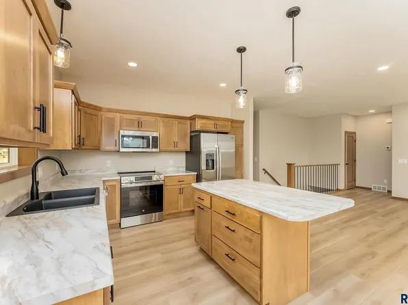 2208 E Christensen St, Brandon, SD 57005