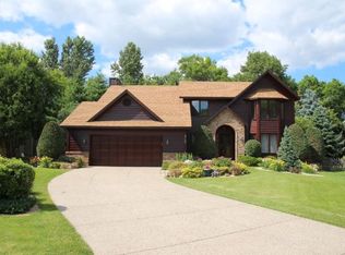 812 Springhill Dr, Burnsville, MN 55306