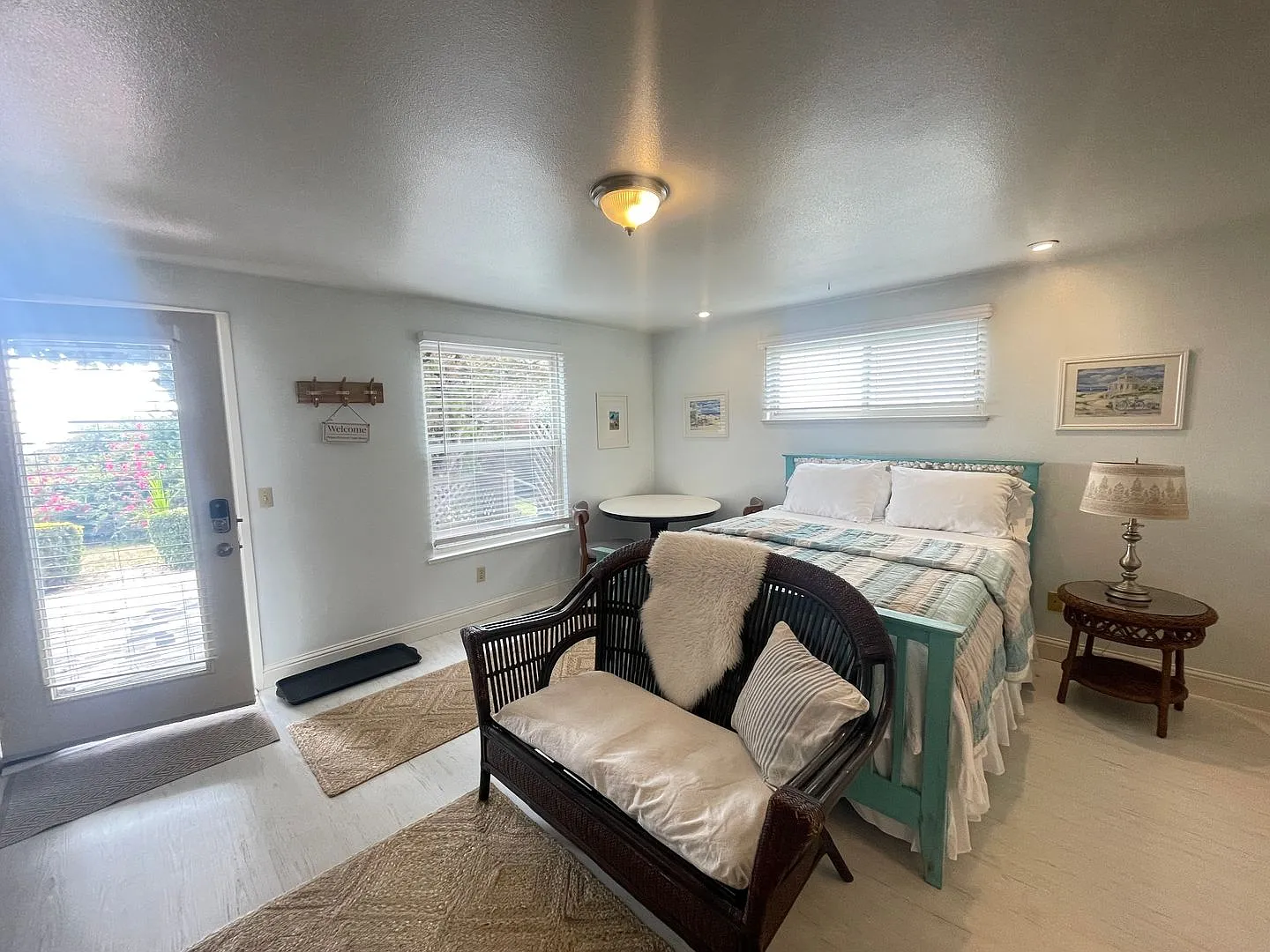 Fully Furnished Studio with Ocean Views! — Photo 2