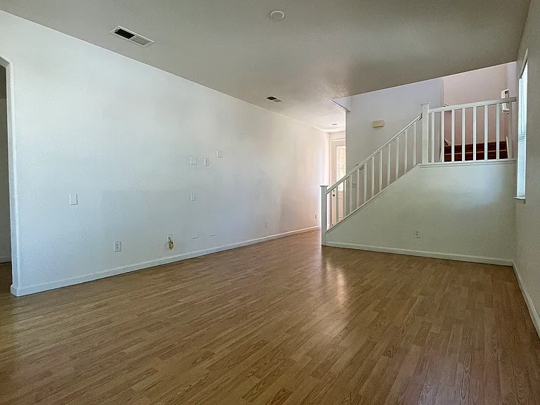 4550 Parkvale Ct — Photo 10