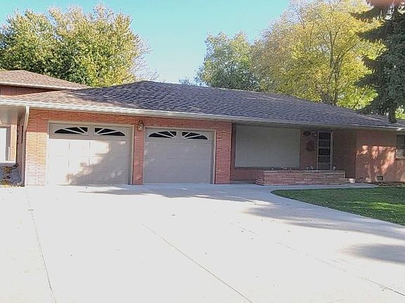 3rd image of 321 E CIRCLE DR