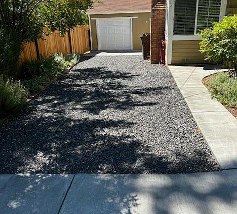 2nd image of 537 Redwood Avenue