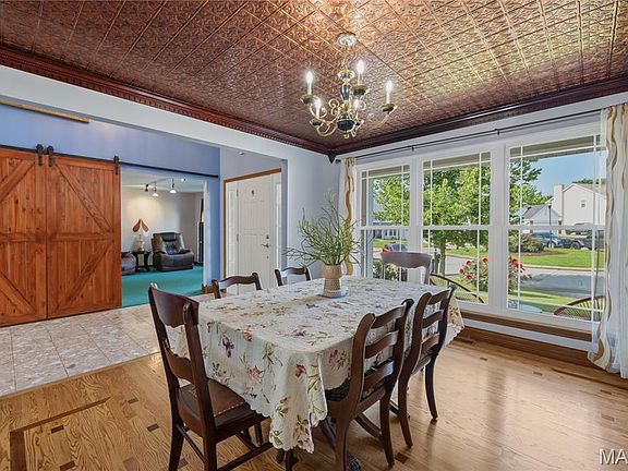 3rd image of 301 Arlington Glen Ct