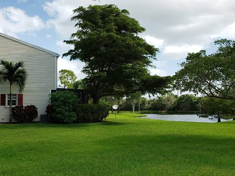 118 Georgian Park Dr #118 — Photo 4