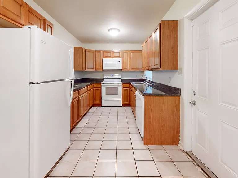 2101 Karen Ln — Photo 2