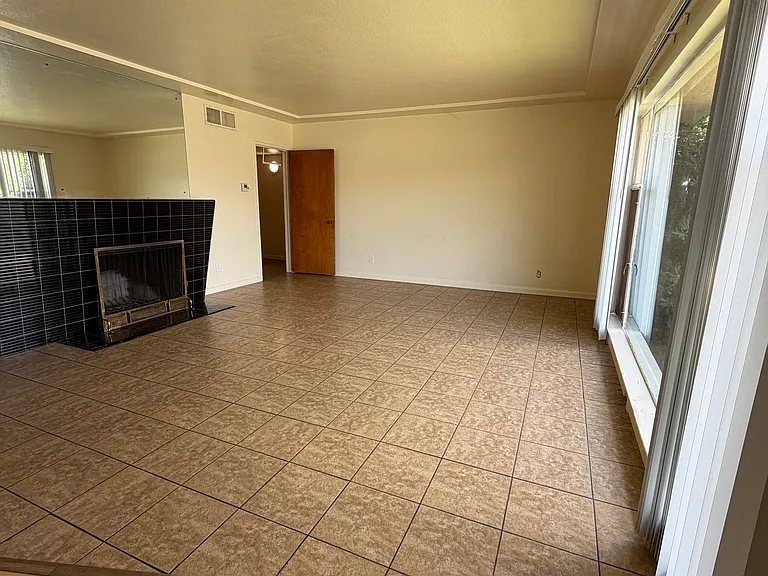 2038 E Ashlan Ave — Photo 4