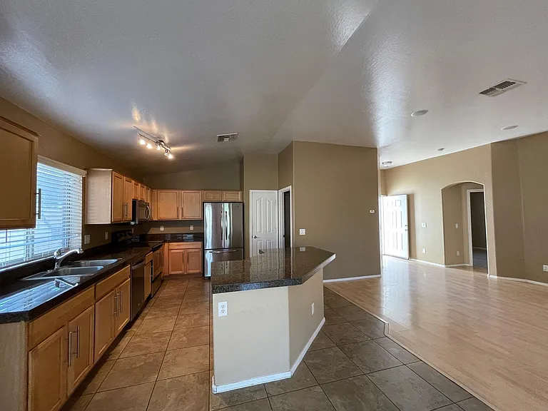 402 E Jasper Dr — Photo 5