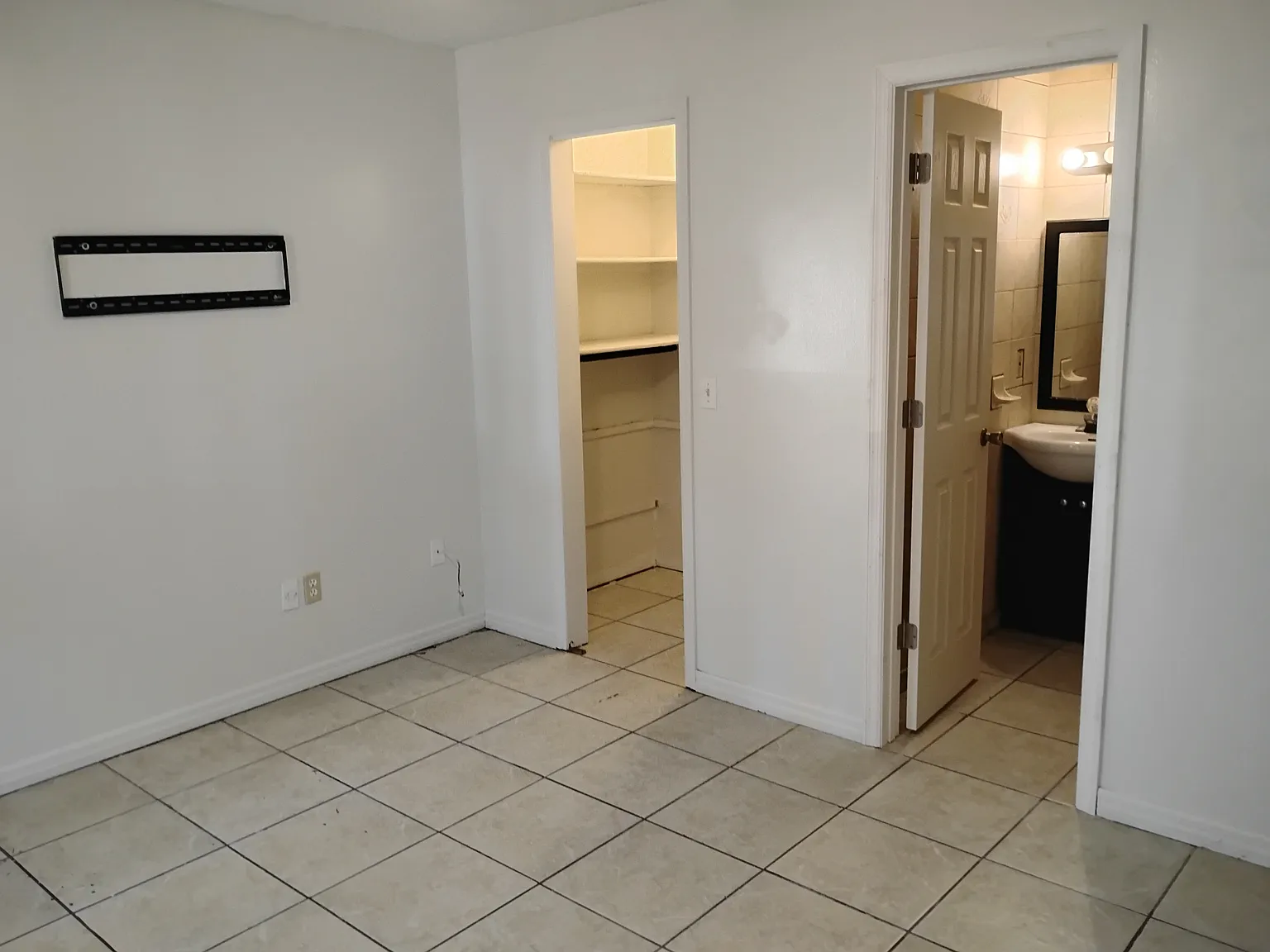 4 bed, 1404 sqft, $2,450 — Photo 3
