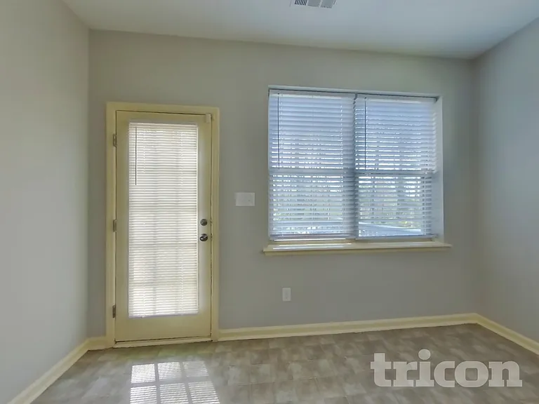 1422 Collins Dr — Photo 5