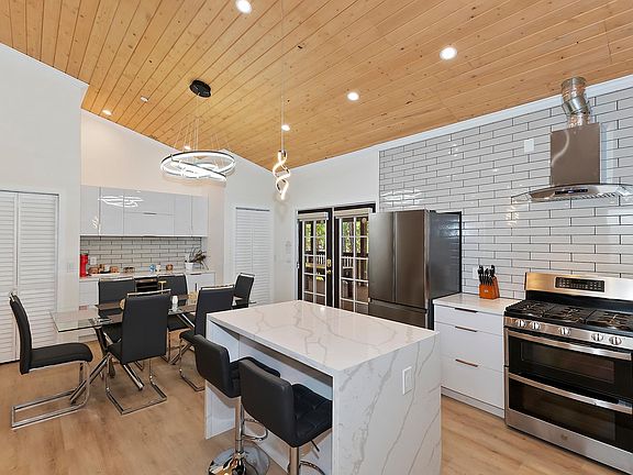 3rd image of 422 Shady Ln