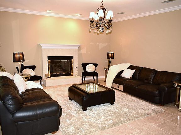4th image of 3411 Oakmont Dr