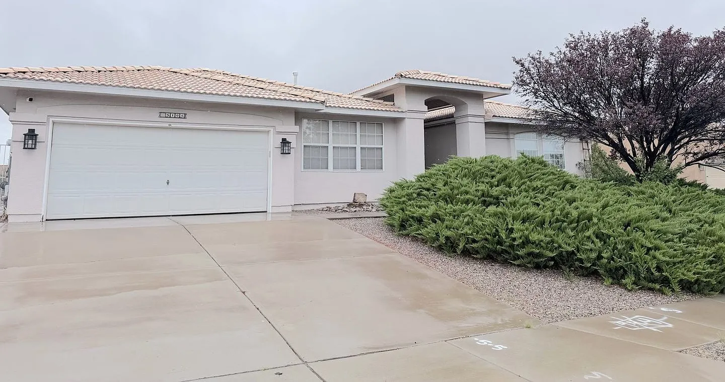 Spacious 4-Bedroom Home in Enchanted Hills Rio Rancho. Refrigerated Air. Lots of space. — Photo 1