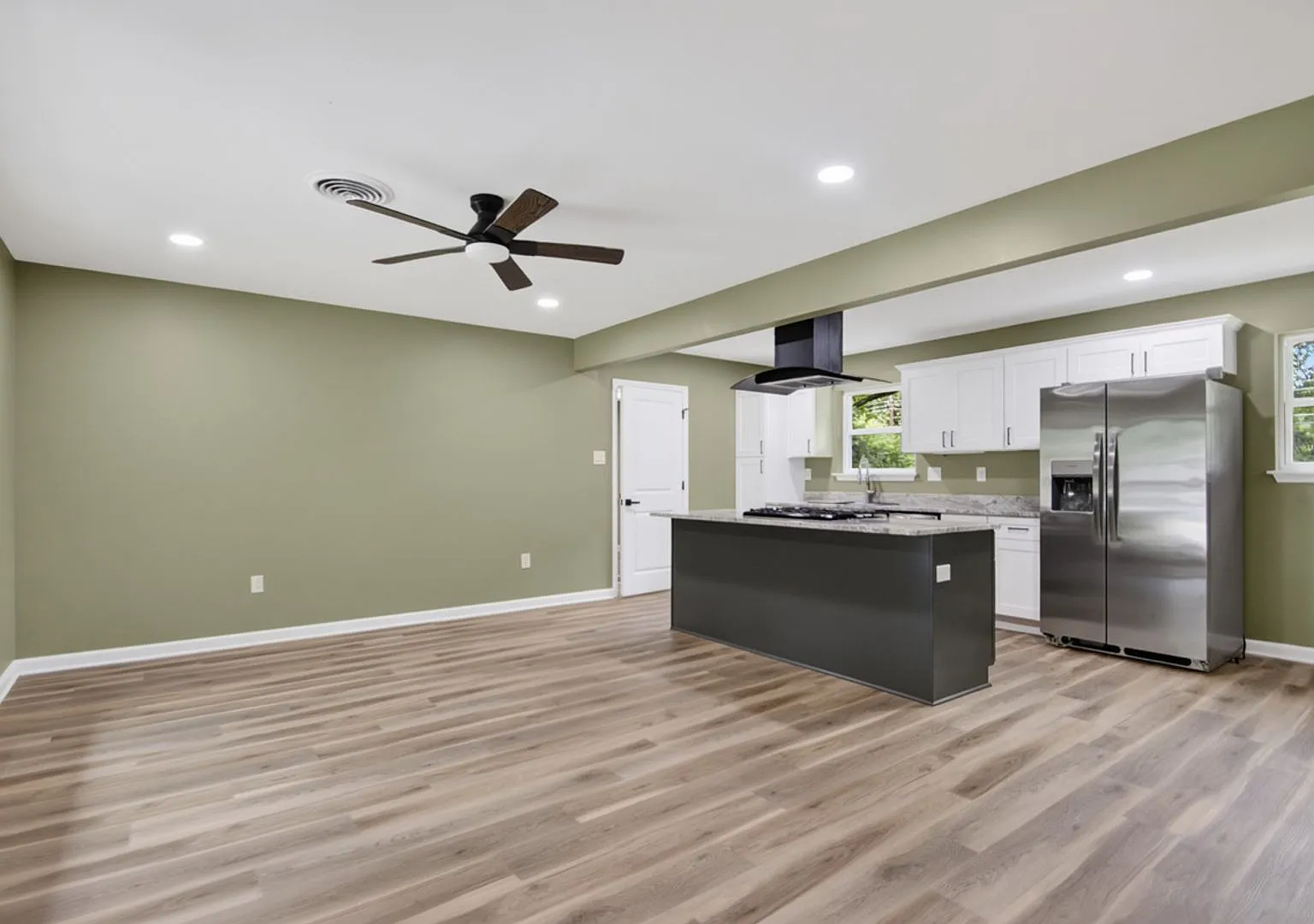 Fully Renovated 4-Bedroom Home with Brand-New Kitchen, New Flooring & Spacious Lot — Photo 2