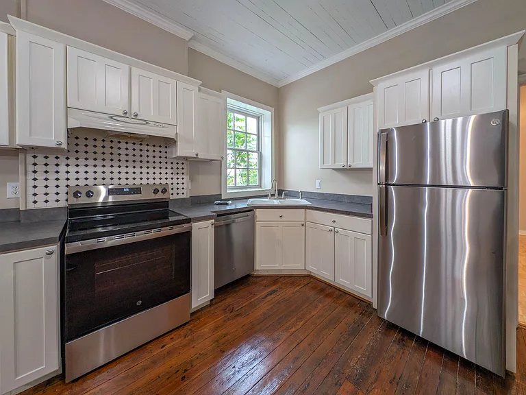 170 E Davis St — Photo 7