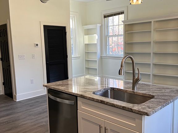 4th image of 726 Mountain Rd #1