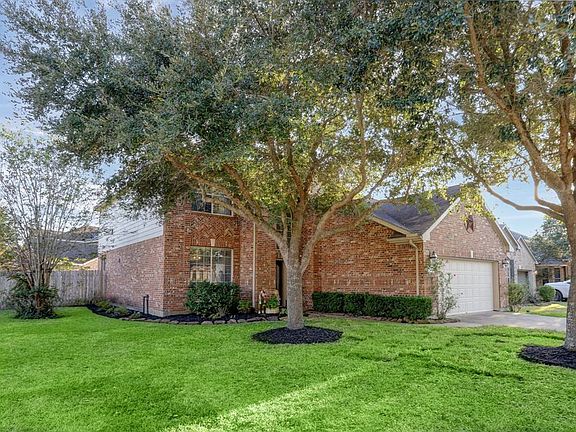 Large private corner lot with walking trails behind home. Home located on a friendly cul de sac, with plenty of space to play.