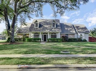 1 Spreading Oaks Ct, Angleton, TX 77515