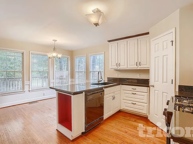 3125 Harold Way SW — Photo 15