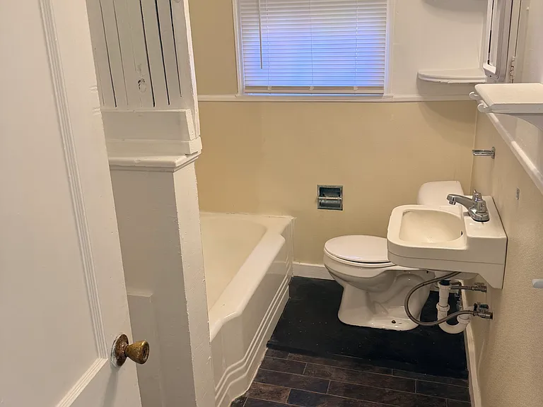 302 E Strand St — Photo 13