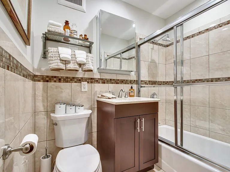 Heritage House Apartments — Photo 6
