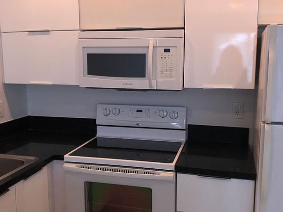 3rd image of 2830 NE 30th Pl APT 4