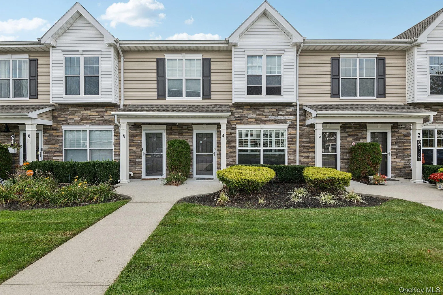 37 Weatherby Lane photo 1