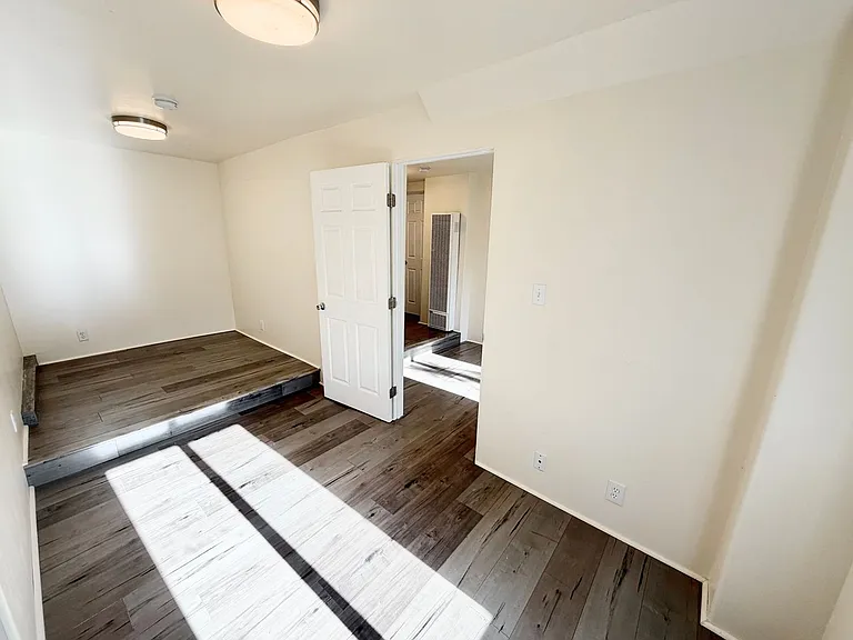 345 Crane Blvd — Photo 36