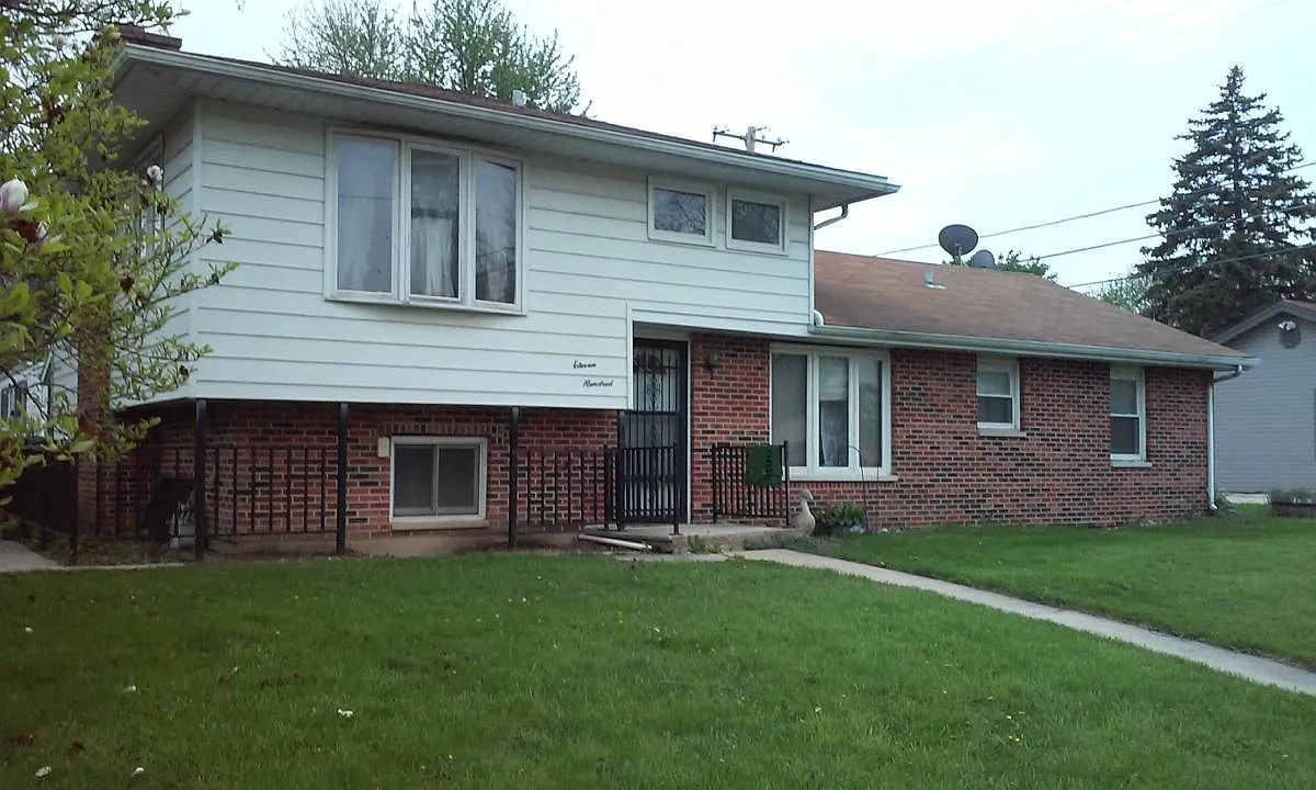 3 bed, 1.5 bath, 1550 sqft, $2,295 — Photo 1