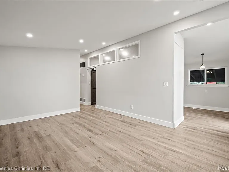 29464 Fairfax St — Photo 12