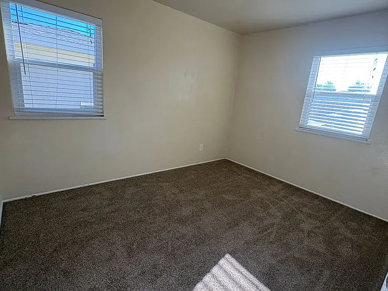 909 Hampton Rd — Photo 7