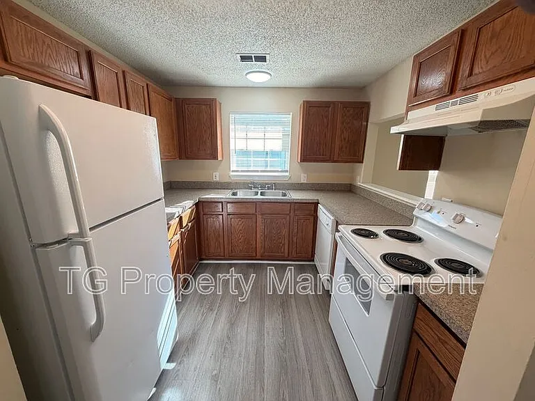 747 Broxton St — Photo 4