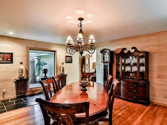 4th image of 2101 Edgebrook Dr