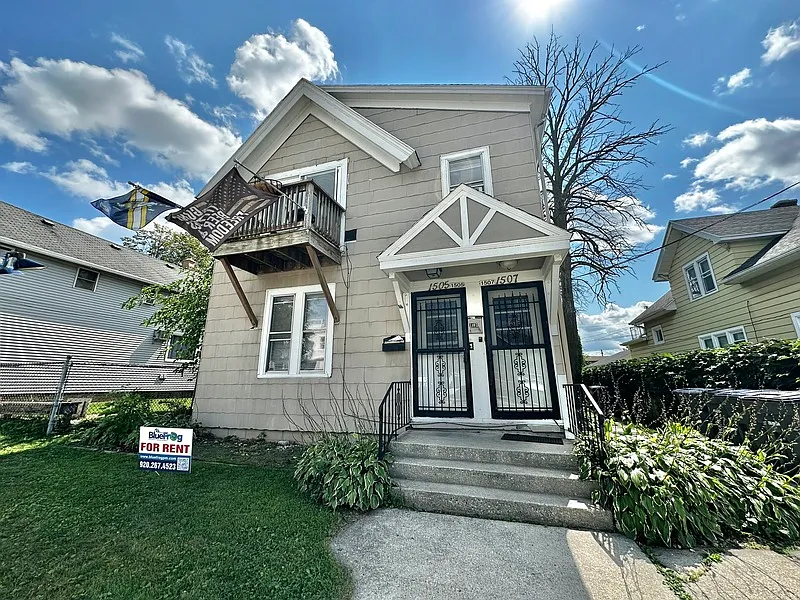 3 bed, 1.0 bath, $999 — Photo 1