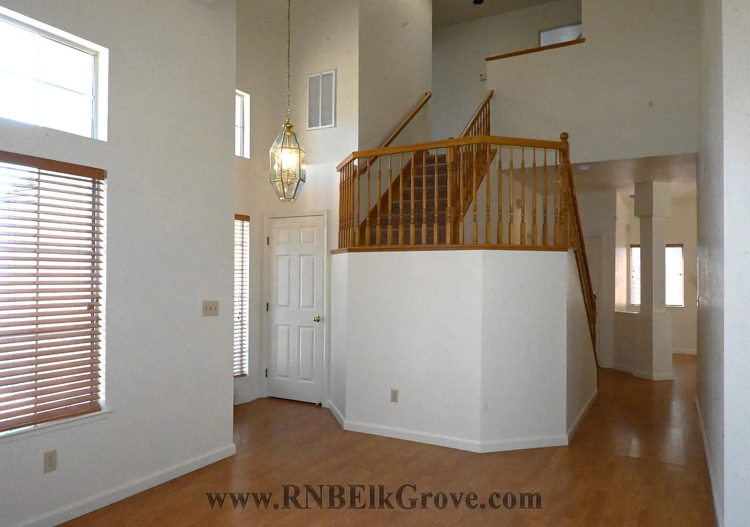 Home in Elk Grove! 3 Bed, 2.5 Bath — Photo 4