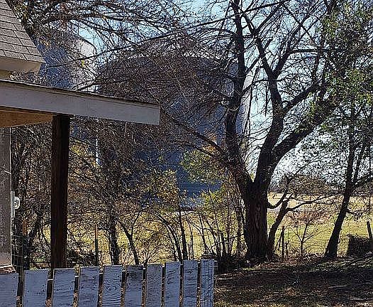 Comes and sits on 4 lots 