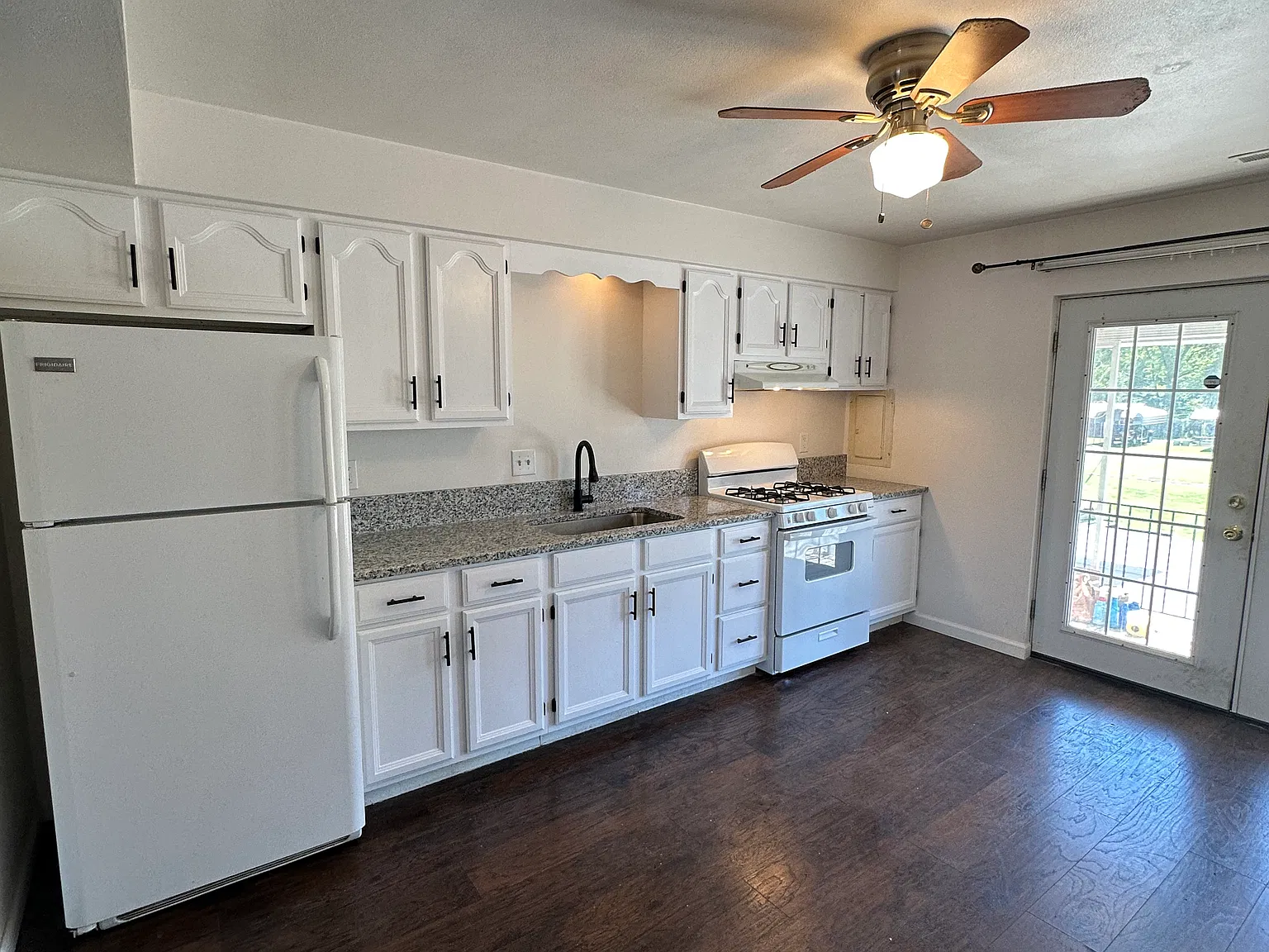 2 bed, 800 sqft, $995 — Photo 3