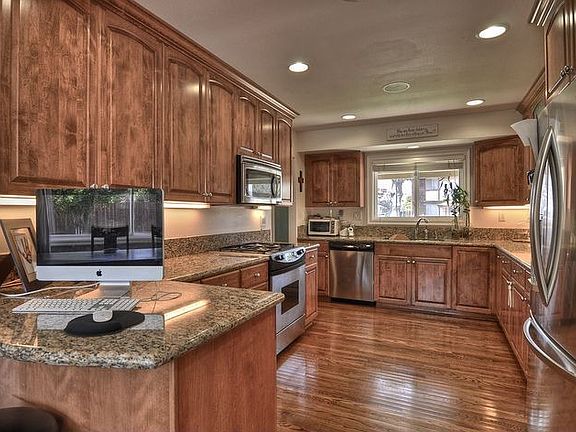 Beautiful upgraded kitchen