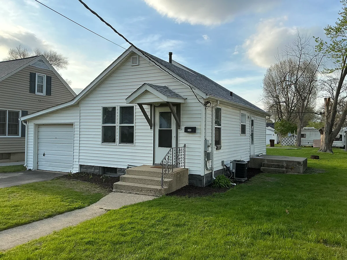 Side view of home - 248 Sheridan Dr