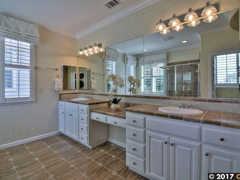 2743 Cathedral Cir — Photo 10
