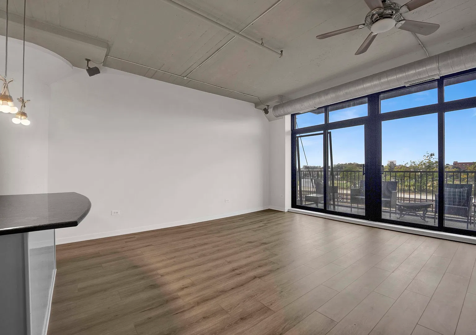 1 bed, 988 sqft, $2,400 — Photo 4