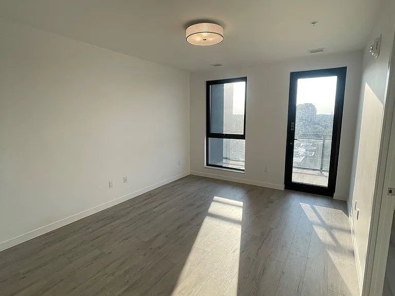 181 King St S #1009 — Photo 11