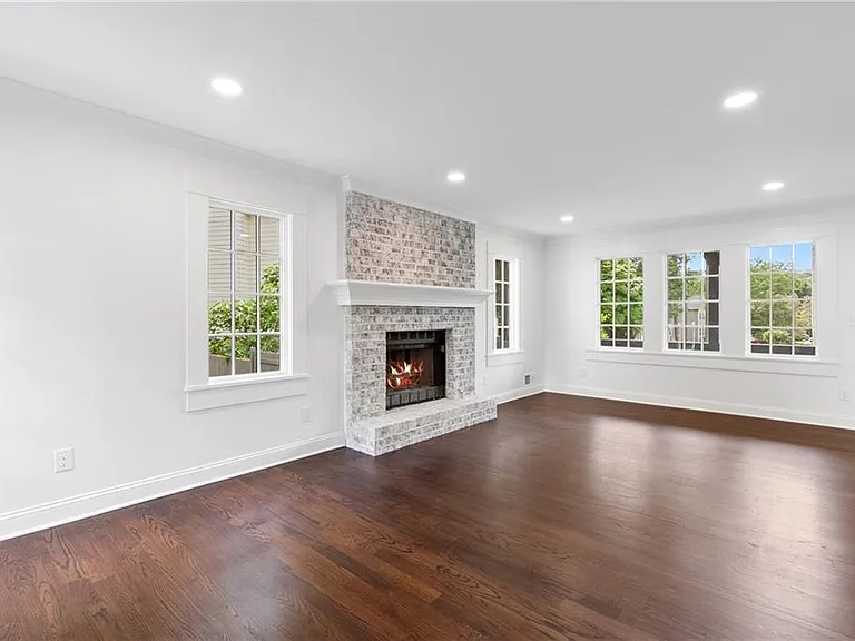 1296 Hilton Dr — Photo 17