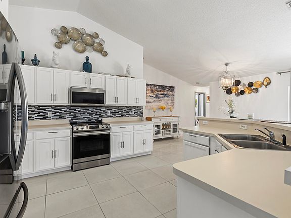 3rd image of 556 SW Crawfish Drive