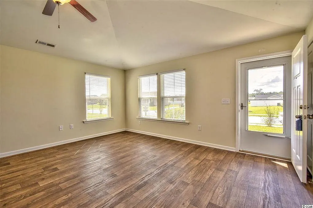 3 bed, 1300 sqft, $1,950 — Photo 3
