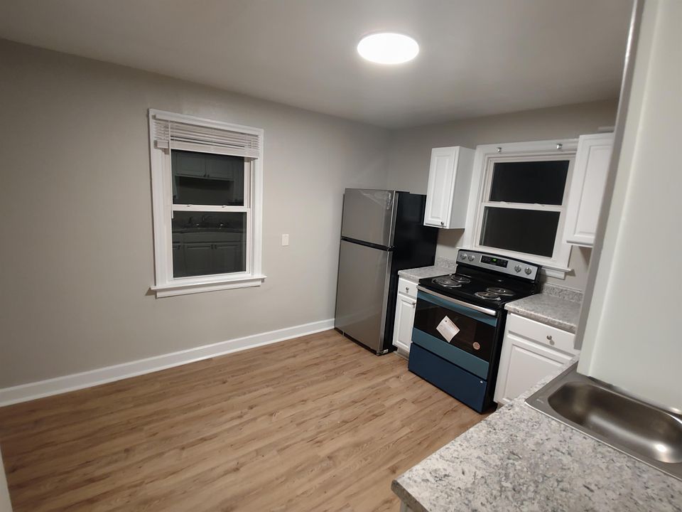 Kitchen - washer dryer hook-up, stainless fridge and range & new countertops