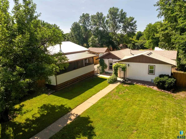 201 Broadway Ave, Valley Springs, SD 57068