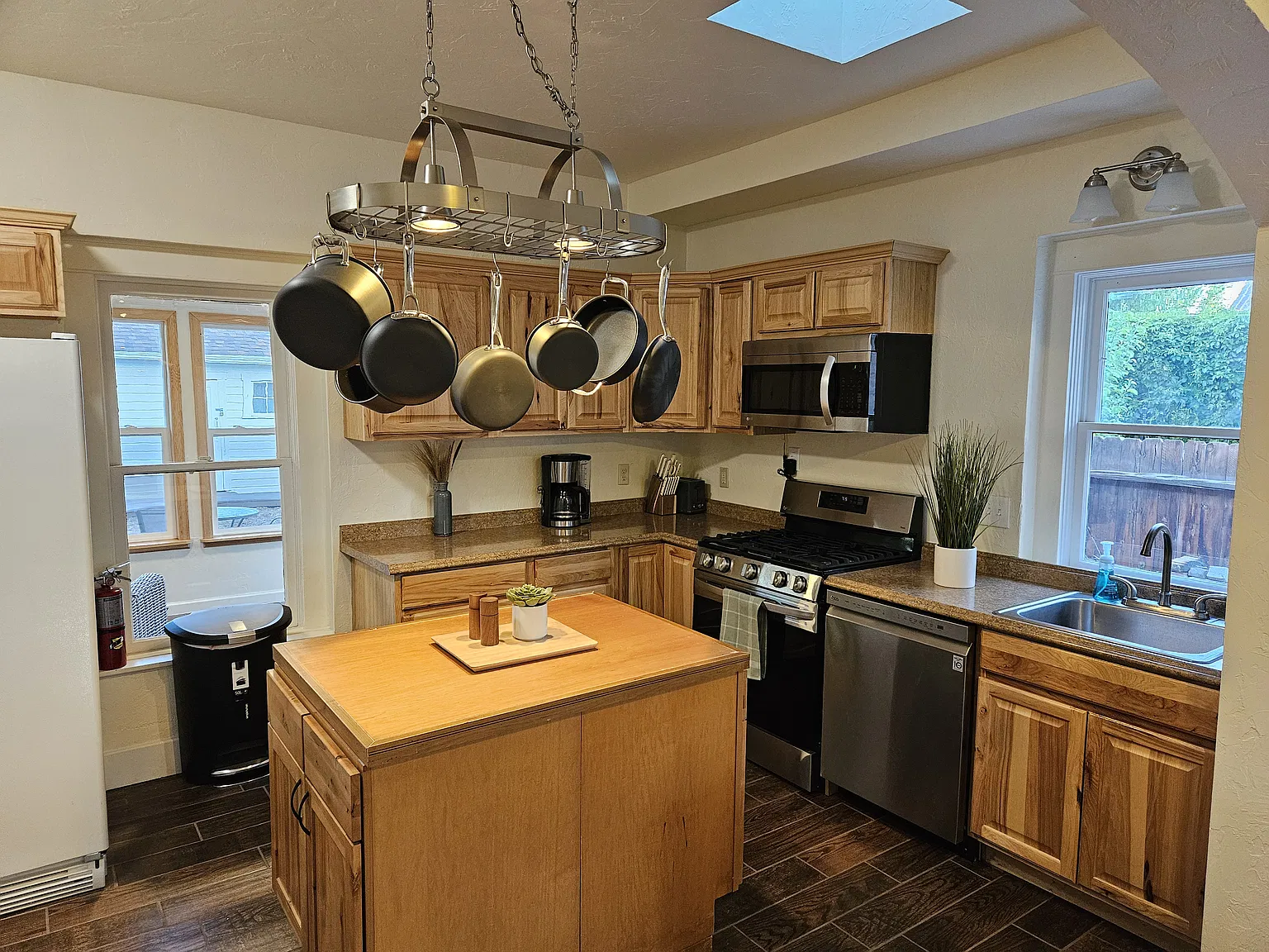 2 bed, 1218 sqft, $2,500 — Photo 2
